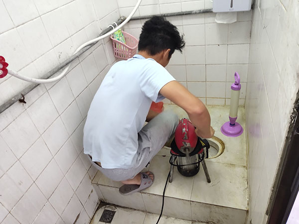 玉树肥皂掉到马桶里把马桶堵住了怎么办？马桶堵住了怎么办