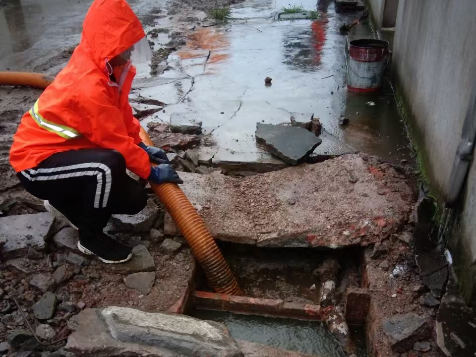 玉树专业清理污水池 炜誉市政以规范流程守护城市 “肠道”